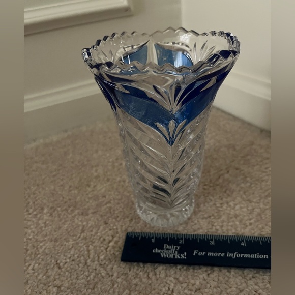 Vintage Anna Hutte Bieikristall crystal pedestal vase with cobalt blue accents. - Picture 4 of 6